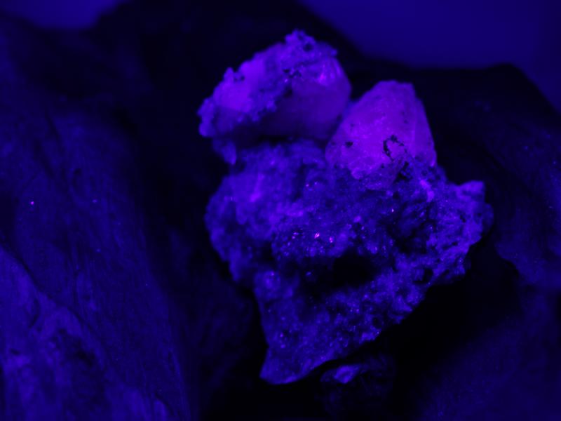 UV Reactive Calcite
