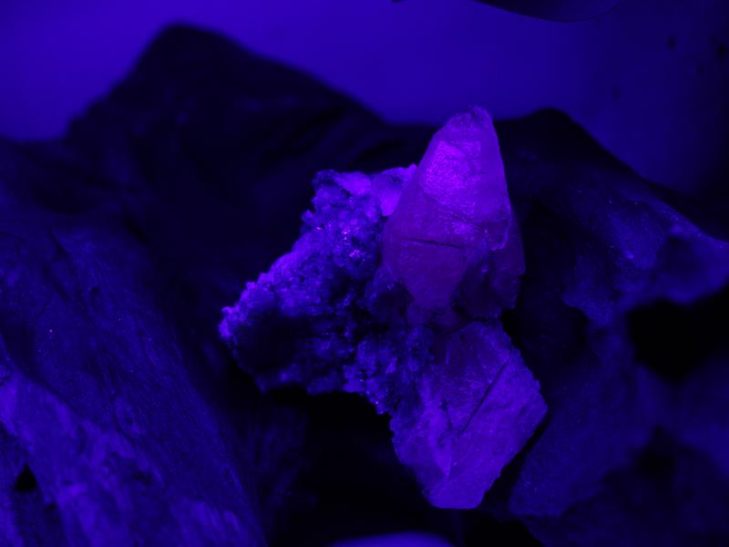 UV Reactive Calcite