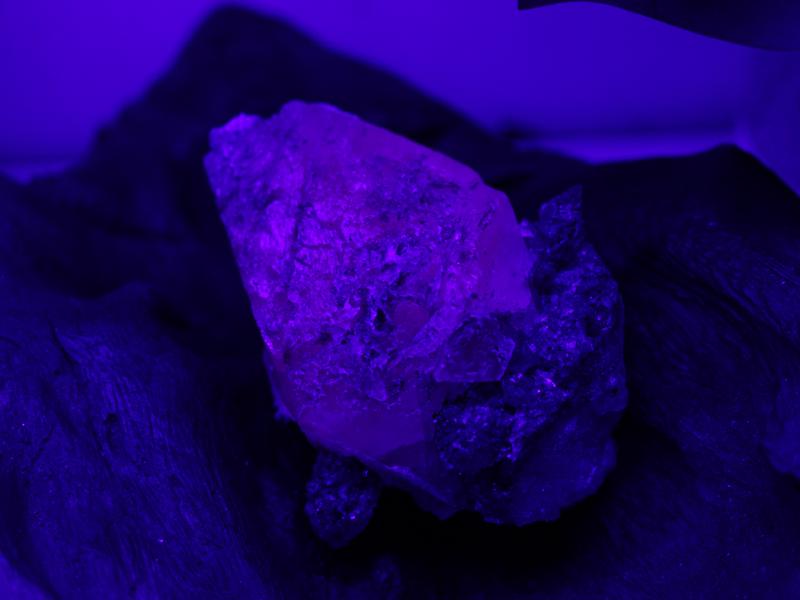 UV Reactive Calcite
