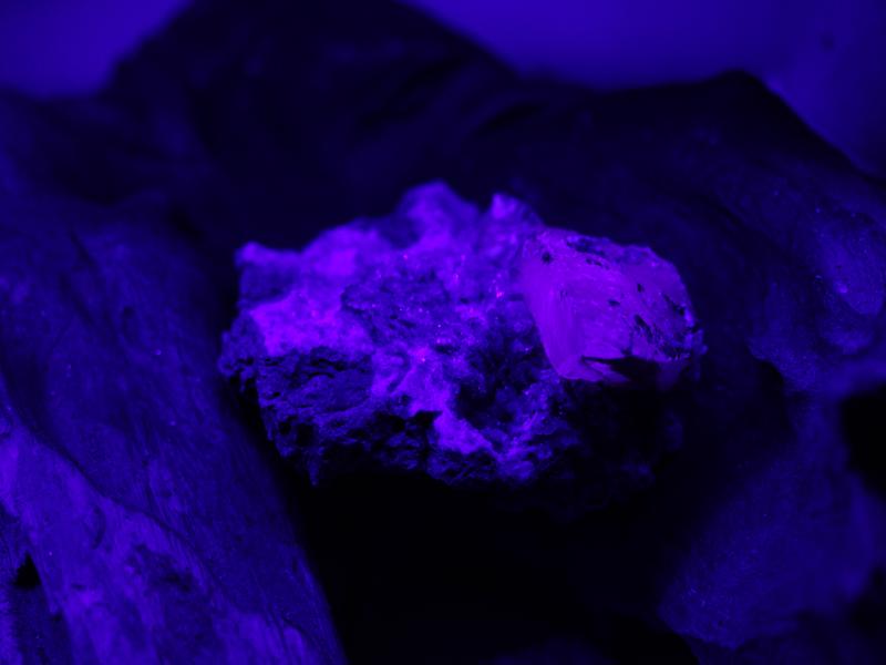 UV Reactive Calcite