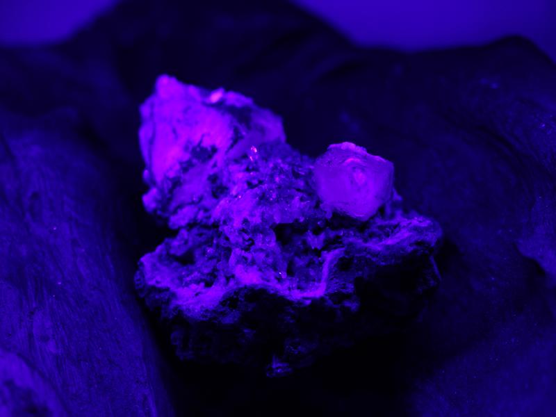 UV Reactive Calcite