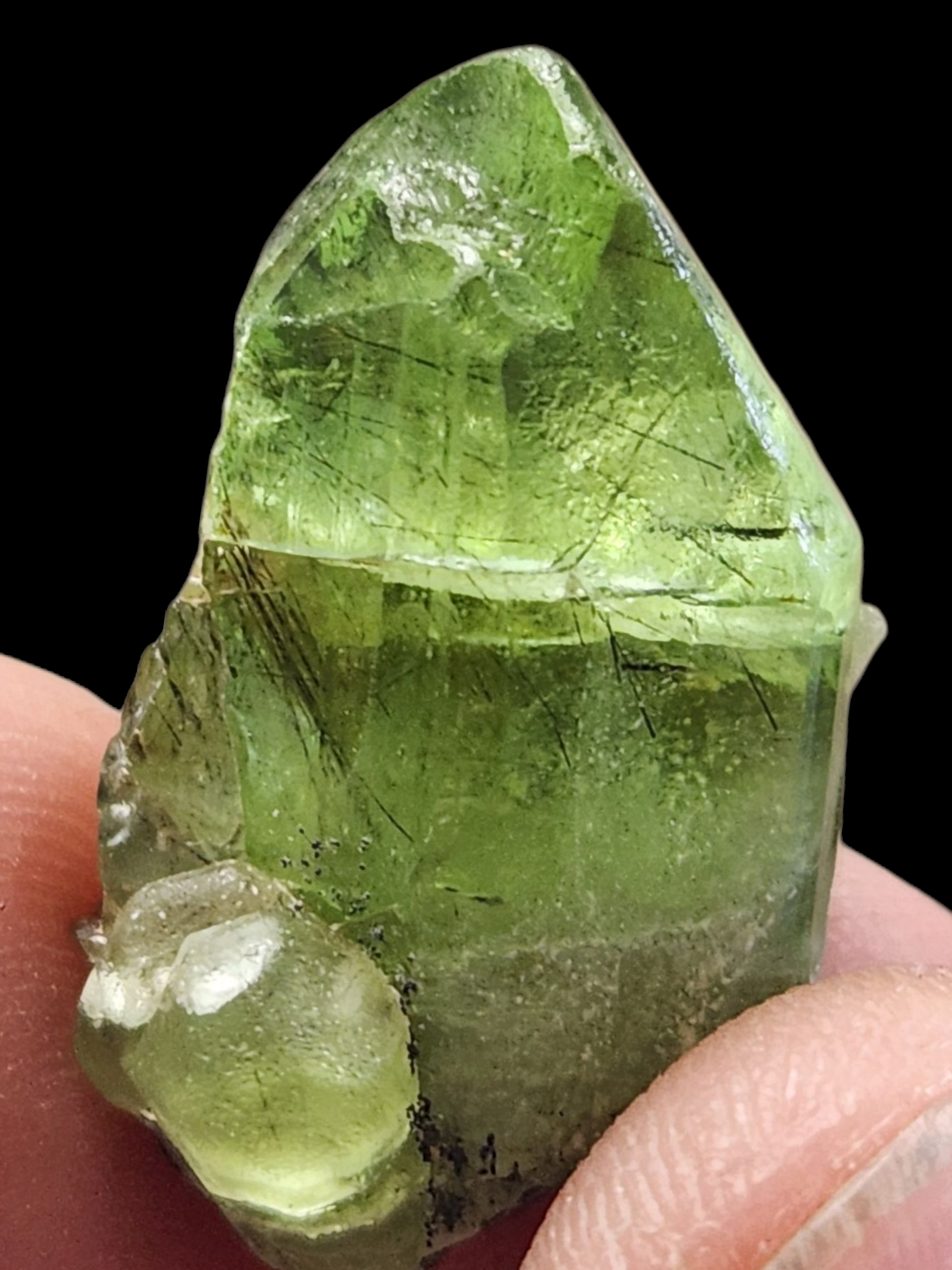 Peridot w/ ludwigite inclusion